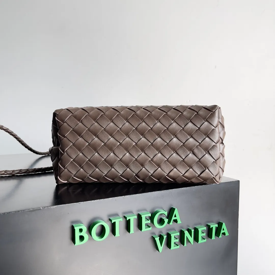 The 2023 new Andiamo batch of 1860 BV has been shipped‼ ️Really popular🔥The new Andiamo woven handbag launched by Bottega Veneta this season is really popular all over the world! ! Celebrities at home and abroad have worn it, and Oscar-winning actress Michelle Yeoh has taken it out on the street. Song Jia, Trai Yara, Yu Feihong, Sanji Ayaka, Rosie Hunting-Whiteley, Yoshioka Riho, etc. have all picked up this bag. It is classic and versatile, showing off its temperament, and the bag capacity is also large, which is very convenient for daily commuting! ! A variety of carrying methods, the shoulder straps can be adjusted by yourself, the original lambskin feels soft and delicate, and the neutral style is made to break gender boundaries and bring a more practical and longer-lasting use experience. Andiamo, which has both elegant and casual styles, perfectly interprets the true appearance of "fashionable old money style". Style number: 743568 Size: 25*22*10.5cm